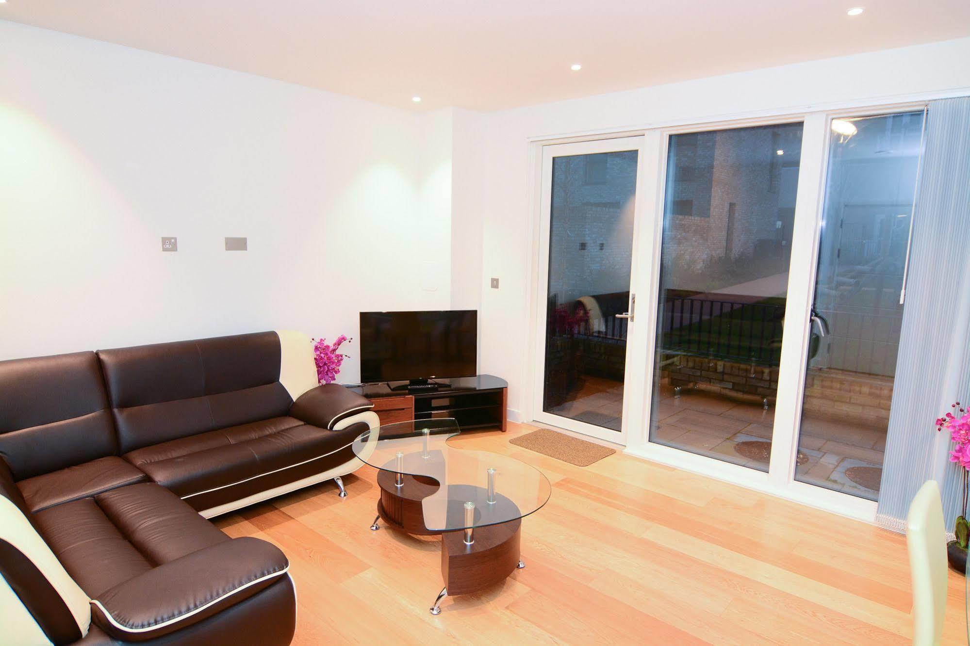 Apartment Wharf - Cambridge Av Лондон Екстер'єр фото